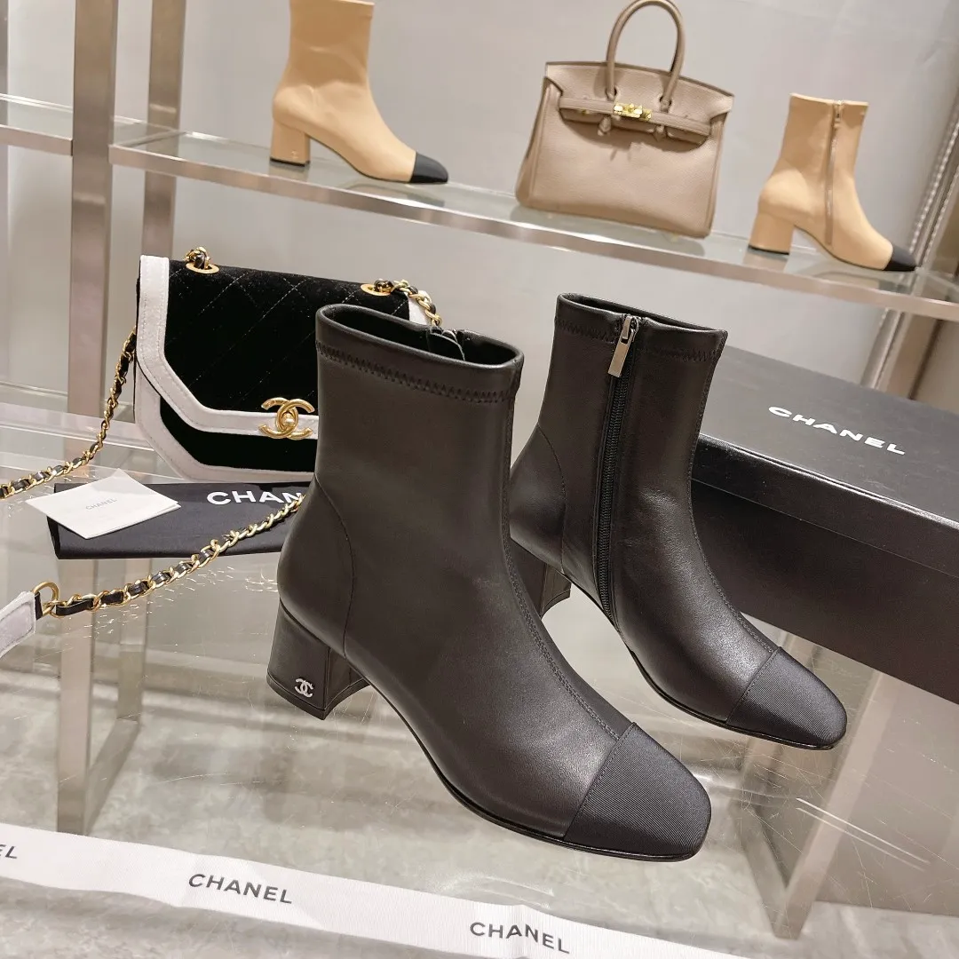 👟👟Ex-factory price 620👟👟 👑Chanel Chanel Xiaoxiang Wannian classic stitching thick heel short boots. 🔻Interpretation of elegant little fragrance〰️Super textured style, low-key but not simple, elegant and noble, especially the small double CLOGO embellishment on the heel, and the simple splicing of different materials on the toe casually reveal elegance and sophistication. It feels like walking on the ground without tiring your feet at all👌🏻. 👟👟👟👟The upper is made of imported Italian lambskin🐑, the lining is lambskin, and the Italian cow leather outsole. Heel height: 5cm. size: 35-39 (34, 40 can be customized)